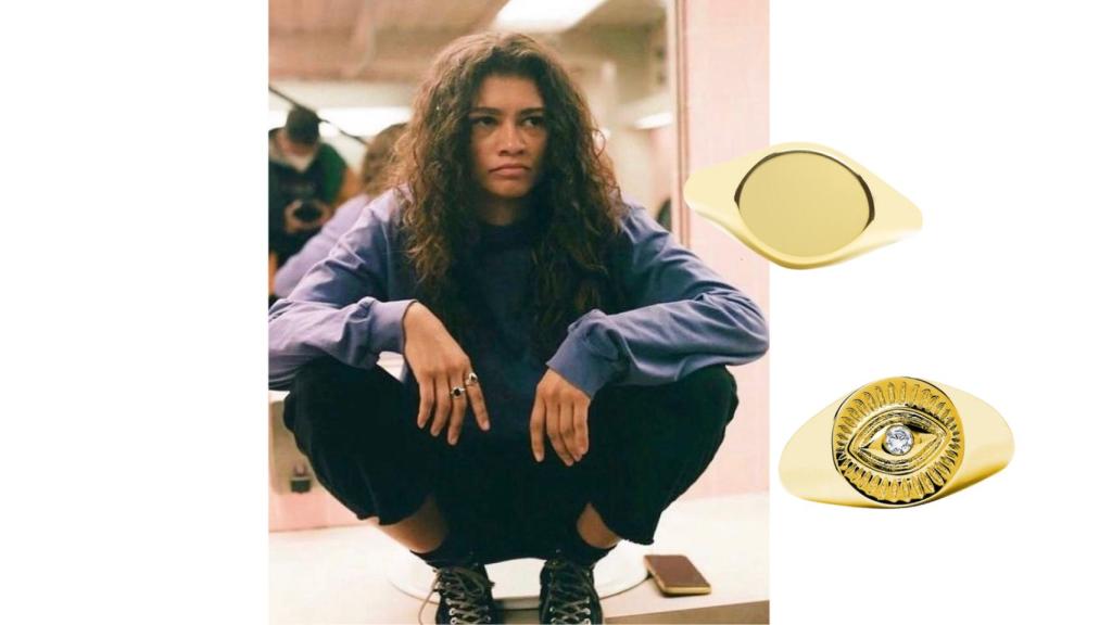 Rue apuesta por lucir múltiples anillos.