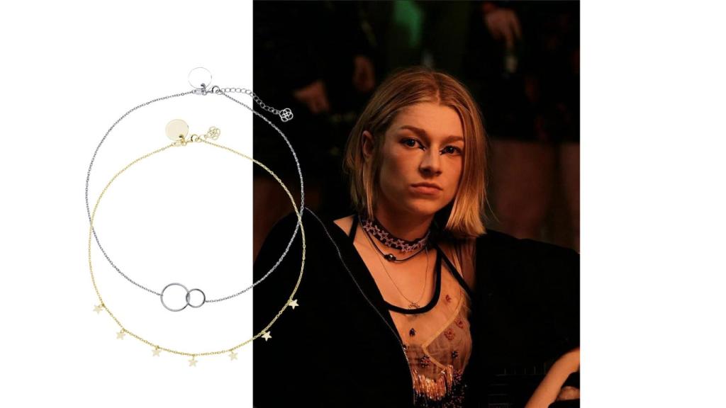 Jules usa 'chokers' y joyas repletas de 'charm'.