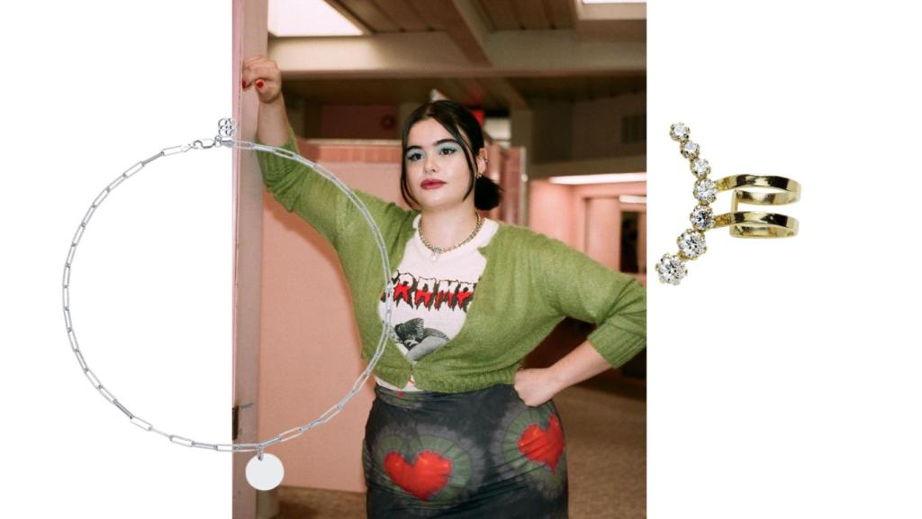 Kat utiliza, sobre todo, 'piercings' y maxi collar.