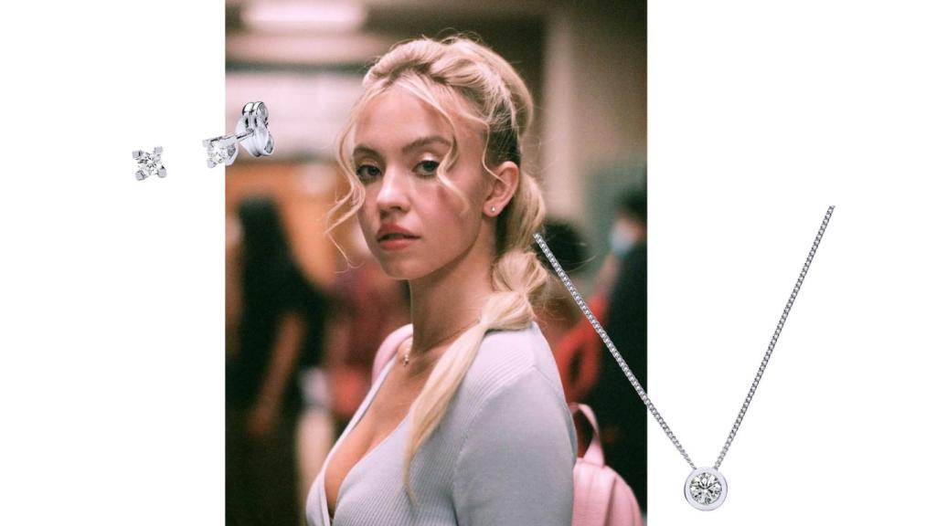 Cassie es muy de pendientes de diamantes.