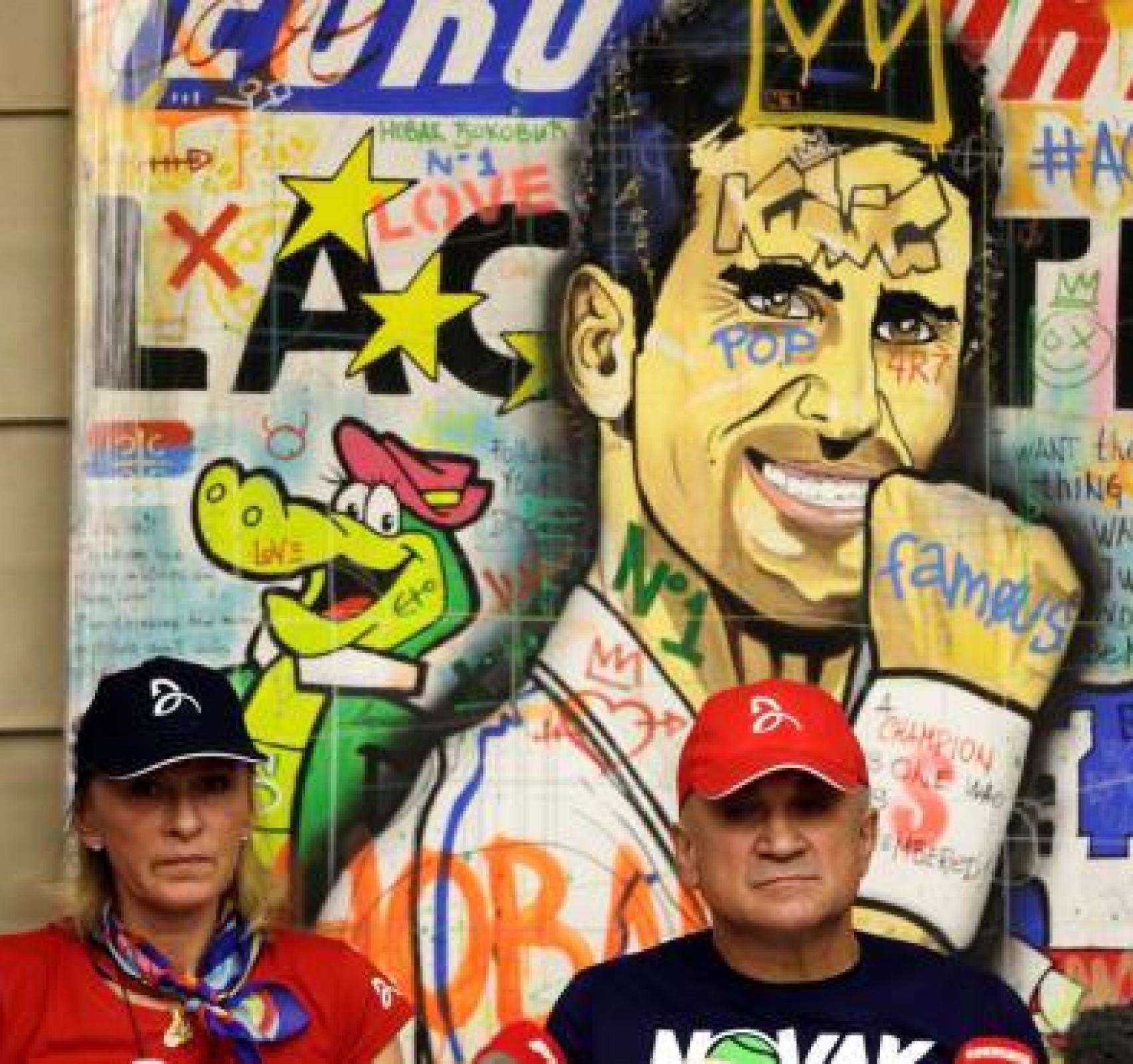 Los padres de Novak Djokovic, durante una rueda de prensa en Serbia.