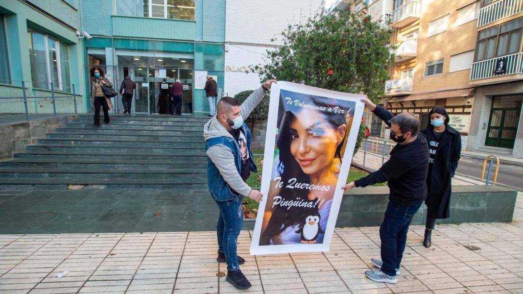 Rubén, hermano de la difunta Sara, y su padre, Damián, en la puerta de los juzgados de Cartagena.
