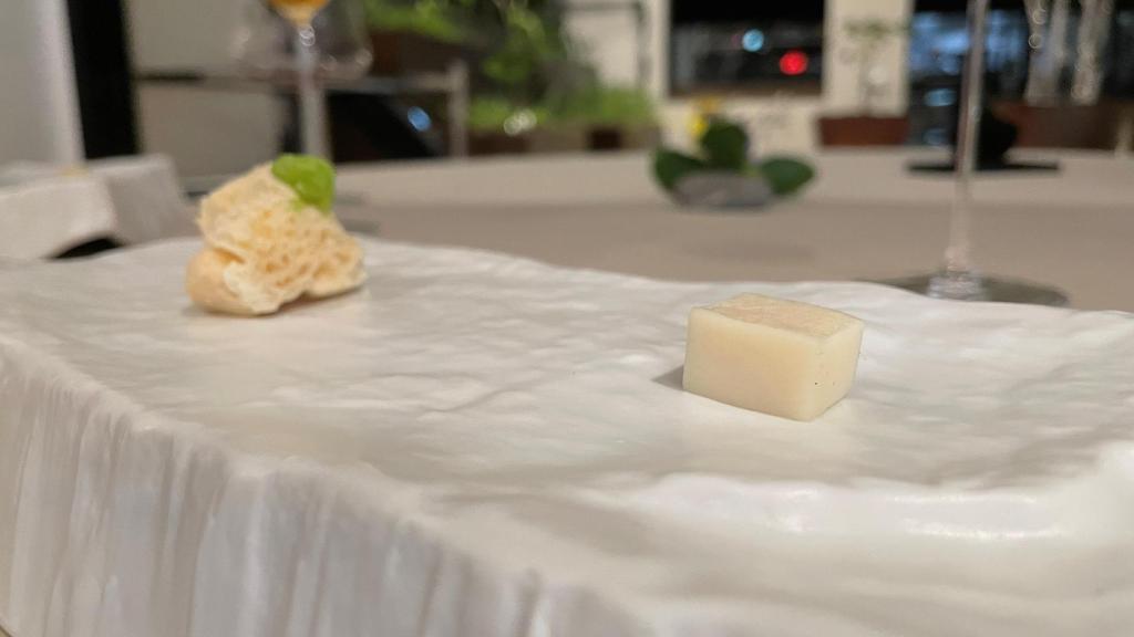 Bizcocho de millo, espuma de oveja, mermelada de naranja, sopa de pinocha y helado de tunera