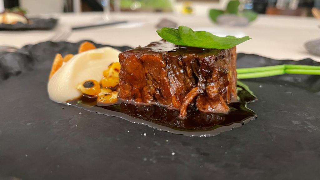 Becerro con crema de coliflor, ajos tostados y millo confitado en leche de oveja y cabra