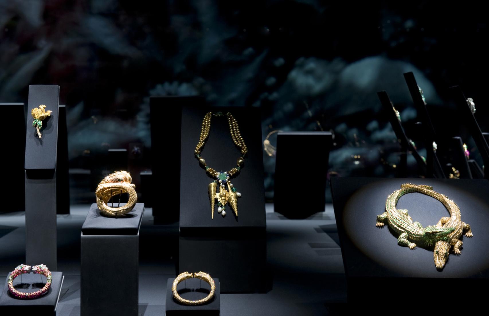 Exposición 'El arte de Cartier' (2012), en el Museo Thyssen Bornemisza. El proyecto de MC Lighting Projects dirige el haz de luz a cada joya y mide el equilibrio de luz y sombra para realzar cada pieza de forma perfecta.