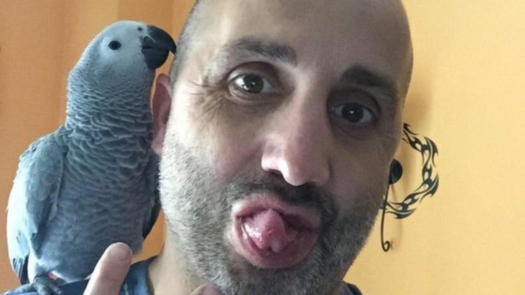 David Cereceda junto a un loro en una imagen antigua de sus redes sociales.