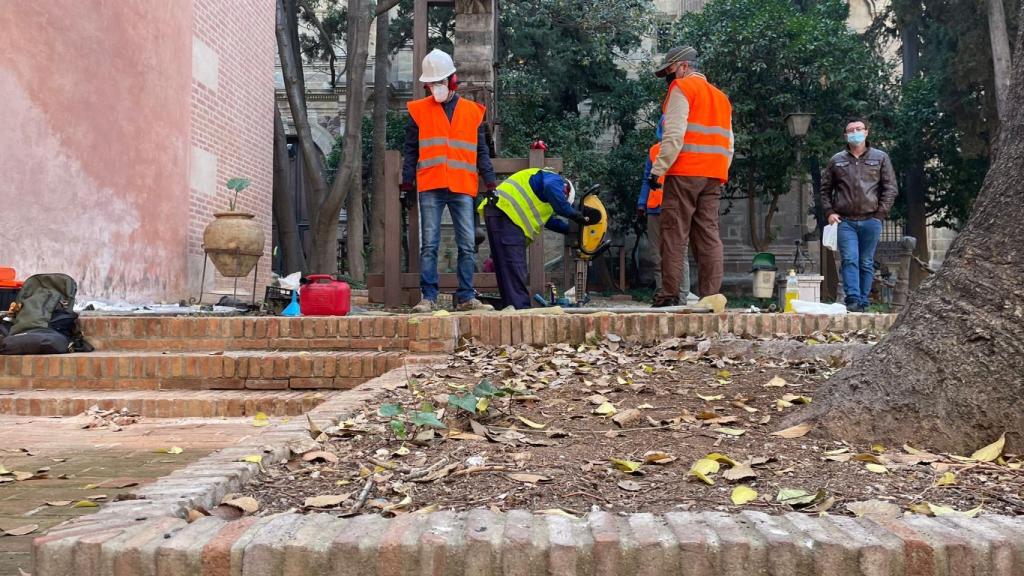 Trabajos de cata en el patio del Sagrario.