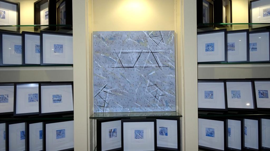 El cuadro Nunca caminarás solo y algunas piezas de su réplica.