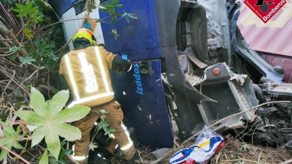 Un camión se sale de la vía y cae por un terraplén a la salida de Crevillente.