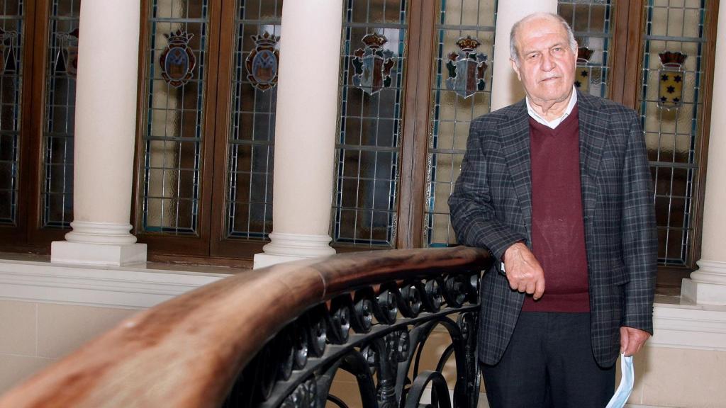 El alcalde de Almudaina, en el Palacio Provincial de la Diputación de Alicante, este lunes.