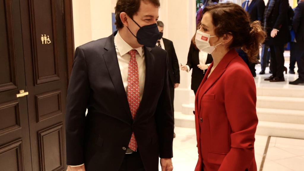 Mañueco conversa junto a Díaz Ayuso