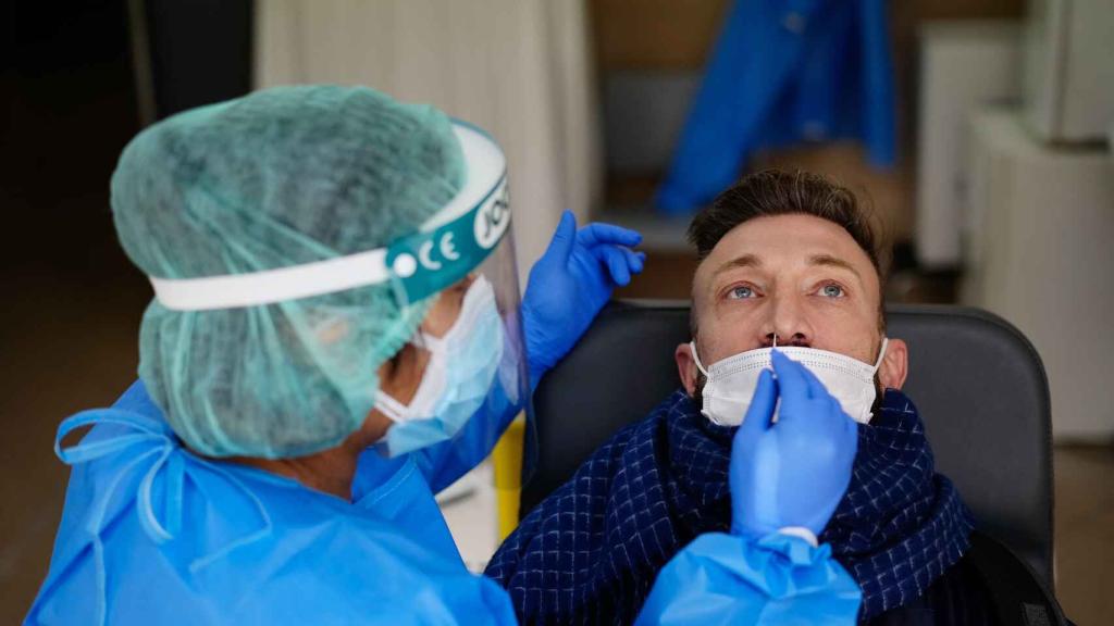 Una sanitaria realiza un test de antígenos.