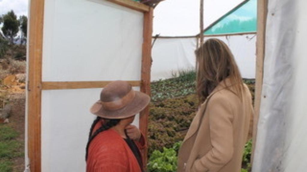 Toledano visitando un huerto en Perú