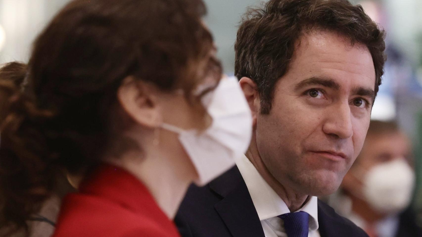 Isabel Díaz Ayuso con el secretario general del PP, Teodoro García Egea, en un acto público.