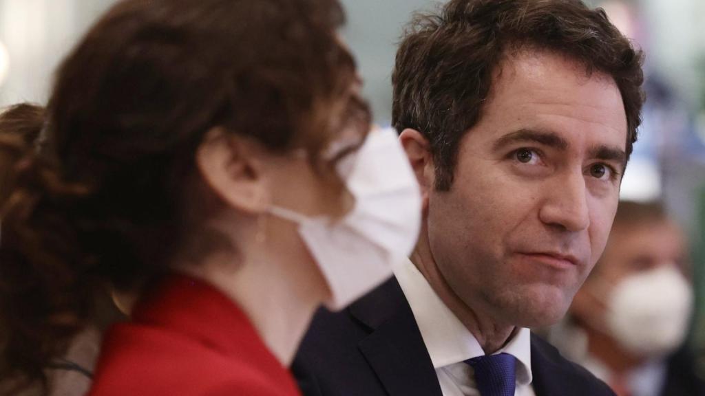 Isabel Díaz Ayuso con el secretario general del PP, Teodoro García Egea, durante el acto celebrado este lunes.