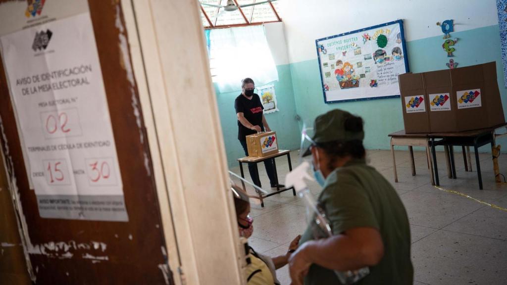 Una persona votando en Barinas.