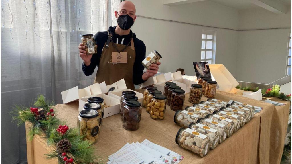 El fundador de Pandejuevo en el Mercado das nubes de A Coruña en diciembre.