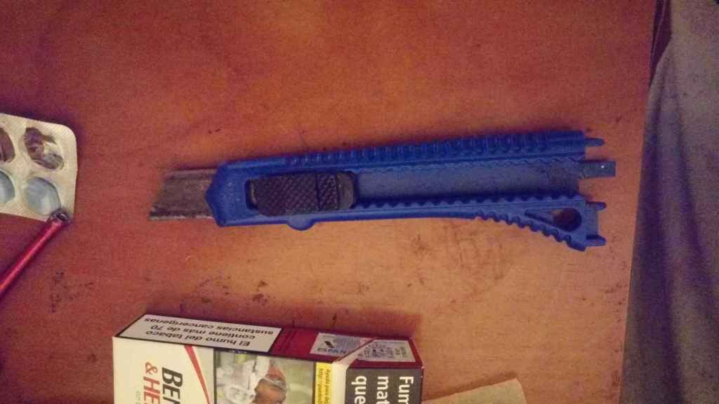 Cúter con el que el hombre amenazó a su compañera de piso.