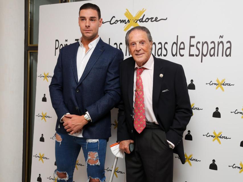 El diestro Jaime Ostos junto a su hijo, Jacobo, en el evento de la 'Peña taurina Las Meninas de España'.