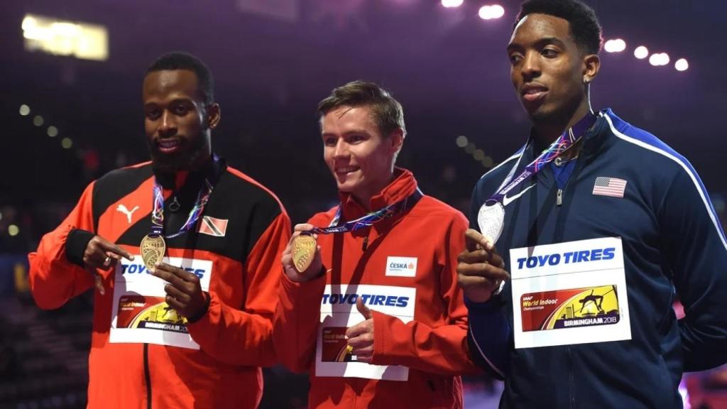 Deon Lendore, a la izquierda, durante la ceremonia de medallas de un evento.