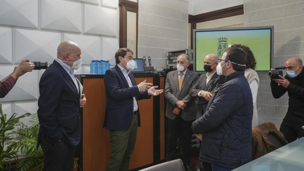 El presidente  Mañueco charla con los representantes de las OPAS y de Urcacyl