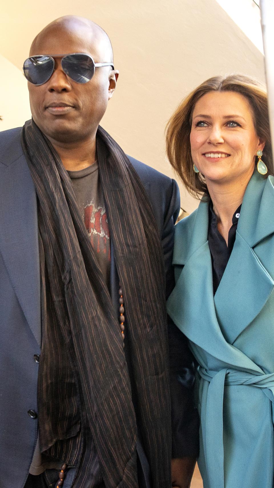 Shaman Durek Verret y su pareja sentimental, Marta Luisa, en una fotografía tomada en 2019.