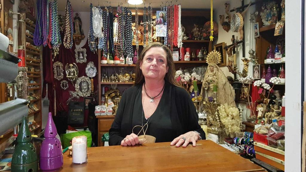 Ana Ruz, en el mostrador de la tienda.