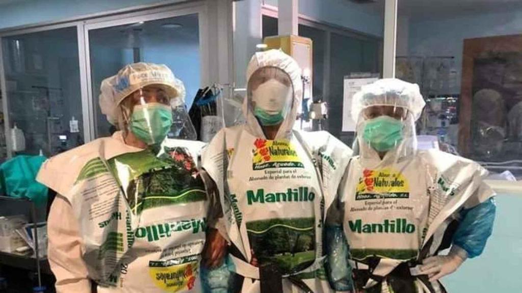 Profesionales sanitarios protegiéndose con un saco de abono gracias a una donación de la empresa.