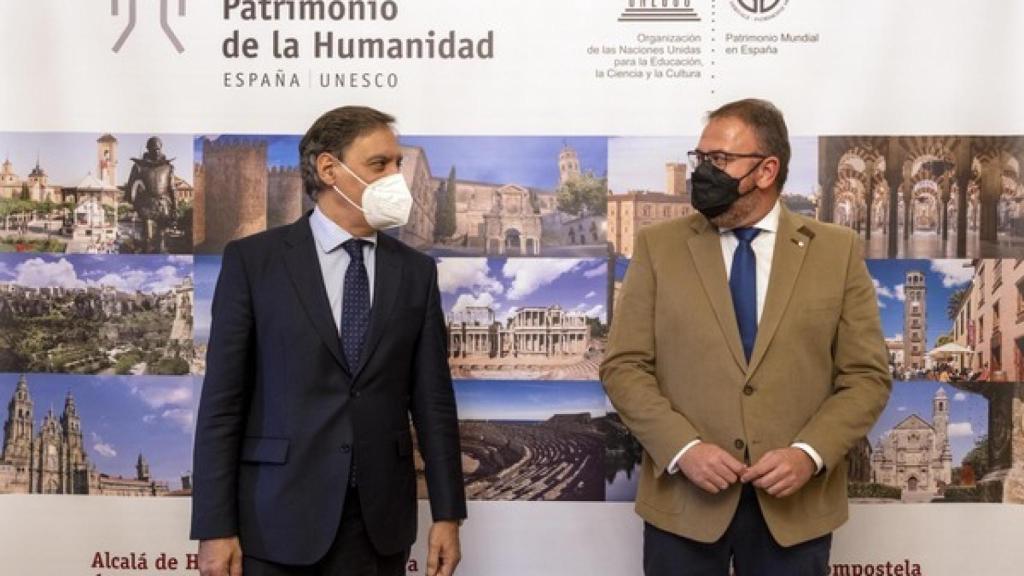 Carlos García Carbayo y Antonio Rodríguez Osuna conversan en el salón de recepciones del Ayuntamiento