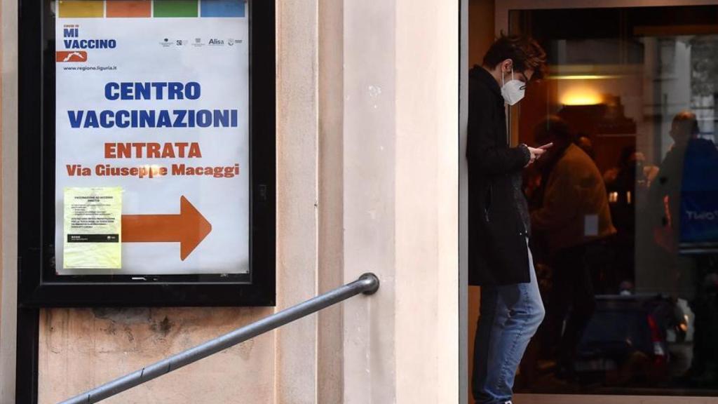 Centro de vacunaciones en Italia. EFE/EPA/Luca Zennaro.