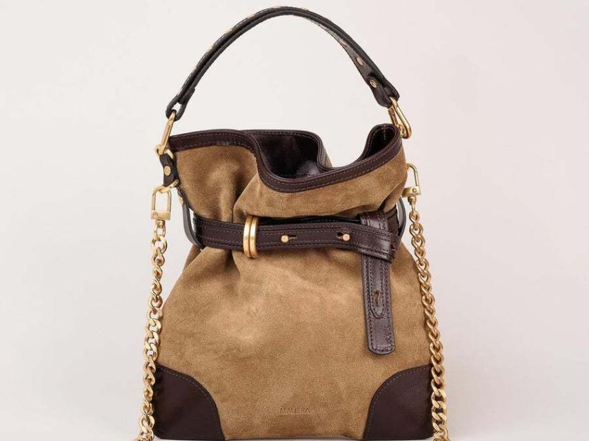 El bolso que lleva Nuria Roca es de la firma Mauska.