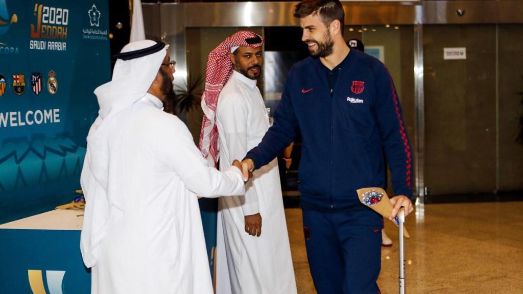 Gerard Piqué saluda a un hombre en Jeddah antes de la Supercopa de España de 2020.