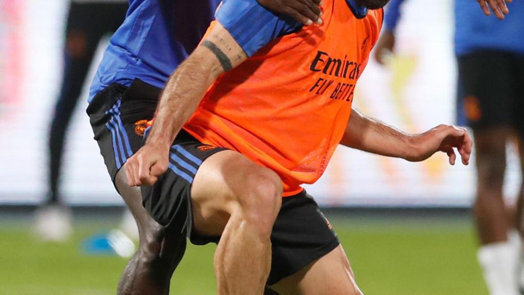 Dani Carvajal protege el balón ante la presión de Ferland Mendy