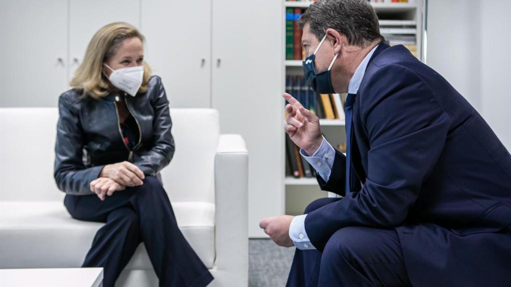 Nadia Calviño y Emiliano García-Page durante su encuentro.