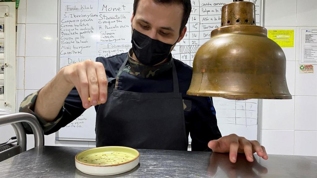 El cocinero Juan Beltrán en la cocina del restaurante Delienzo de Madrid.