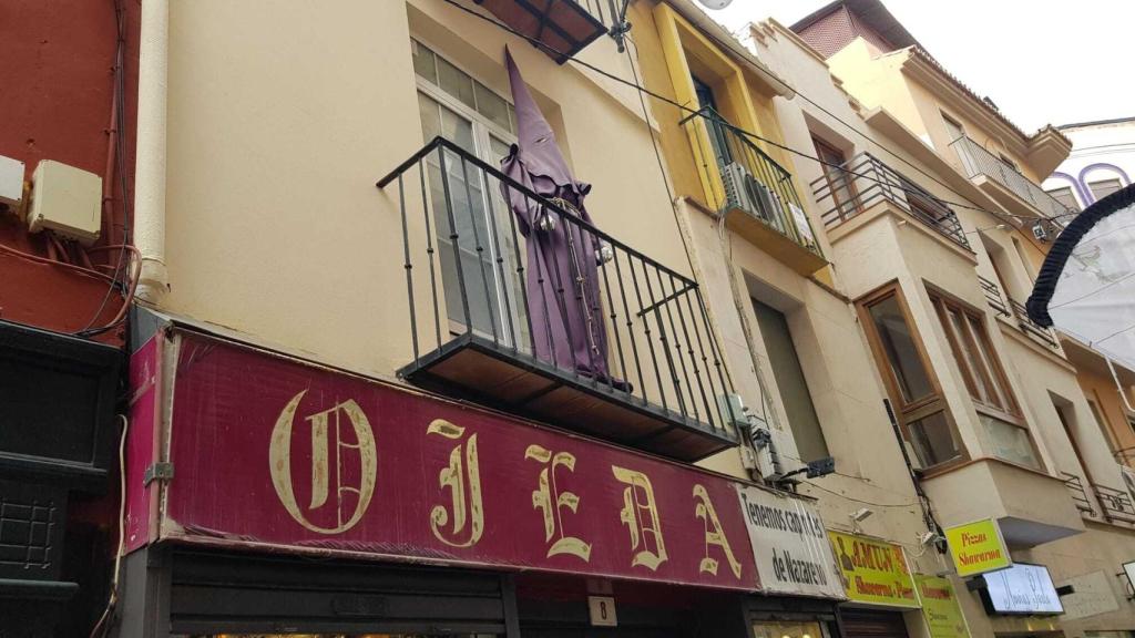 El nazareno preside el balcón de Ojeda.