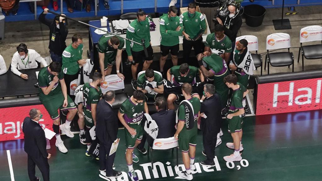 El banquillo del Unicaja en un tiempo muerto.