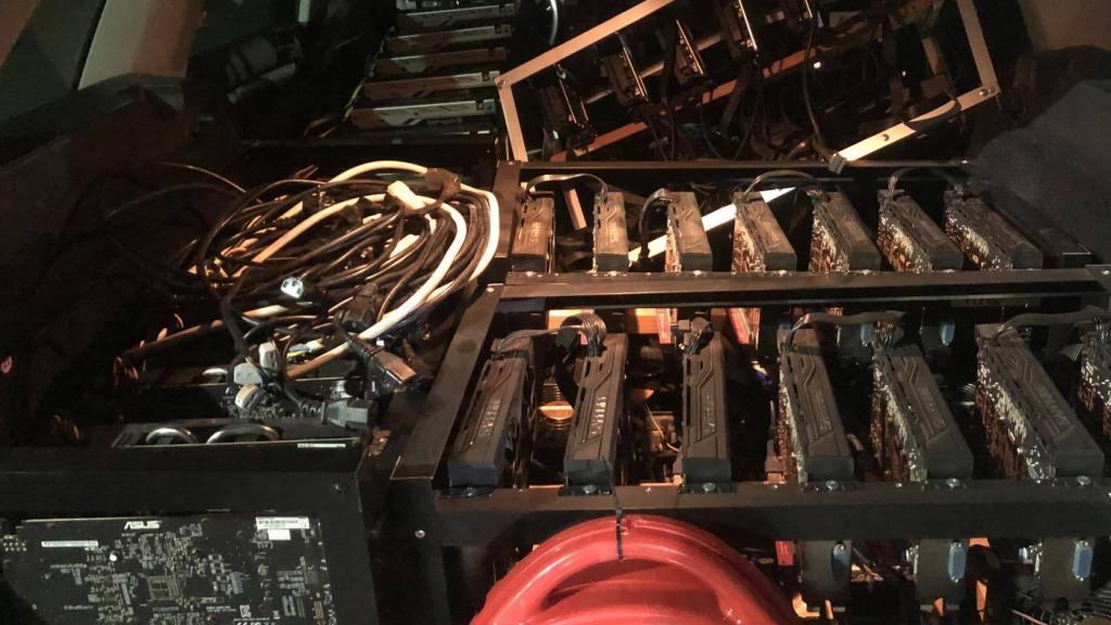 Máquinas para minar bitcoin en un coche