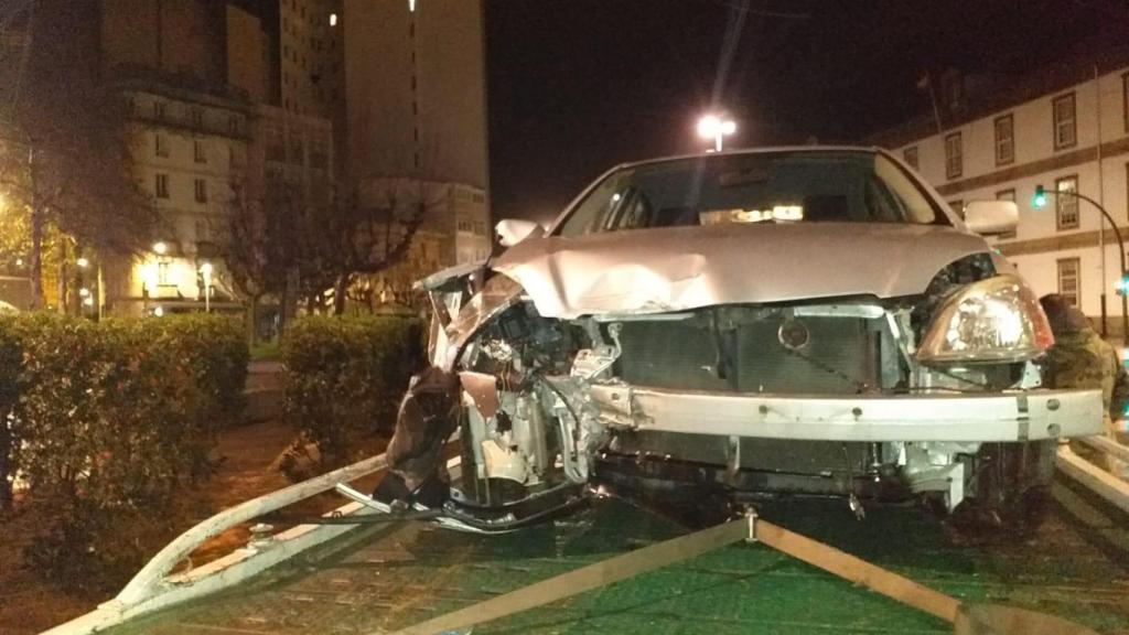 El coche siniestrado en la cuesta de San Agustín.