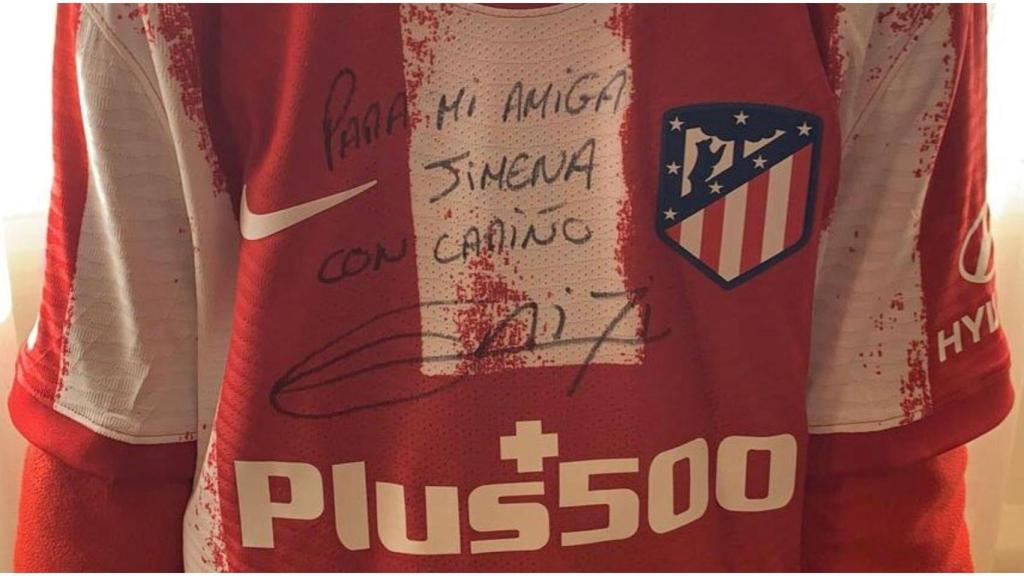 La menor gallega con la camiseta regalada por Griezmann.