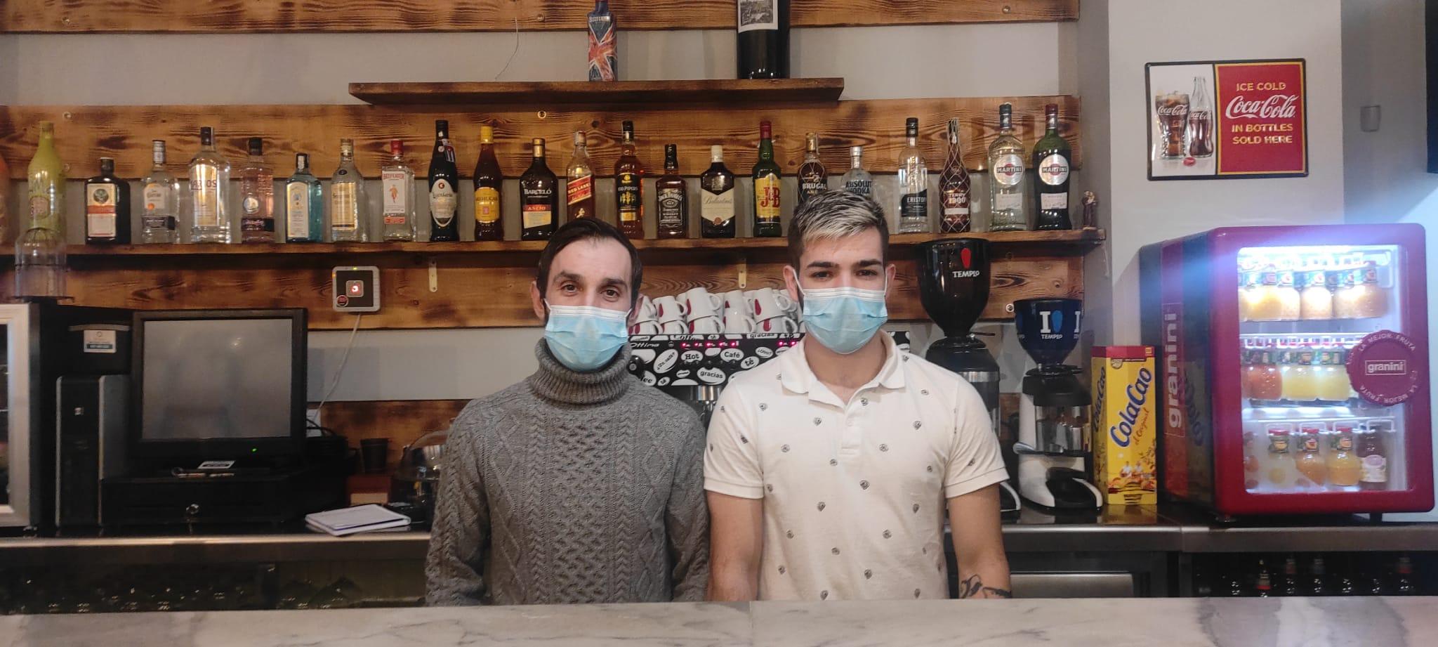 Miguel Ángel y Sergio, detrás de la barra de su nuevo local. Foto: Quincemil.