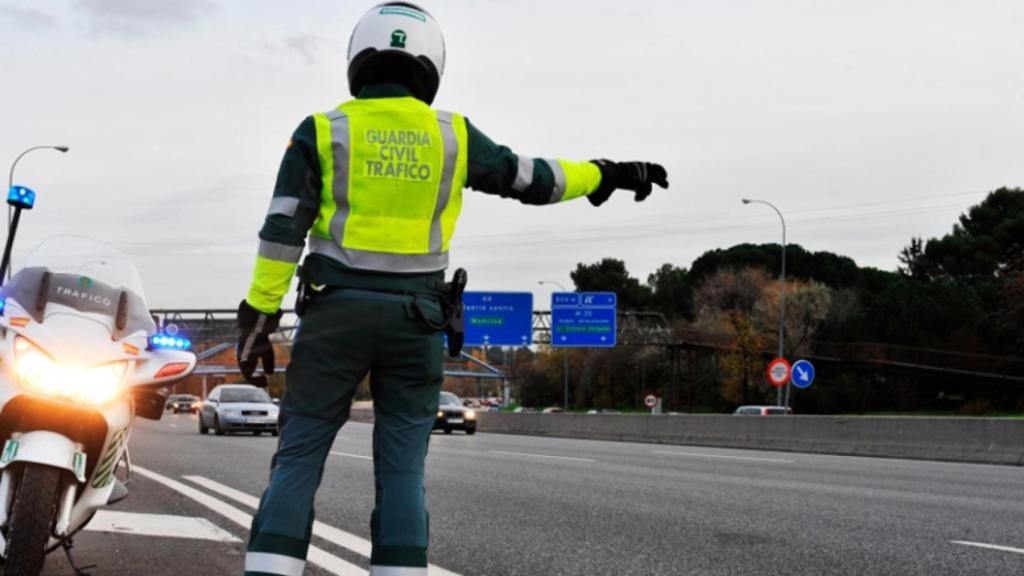 Un agente de tráfico de la Guardia Civil controla la carretera
