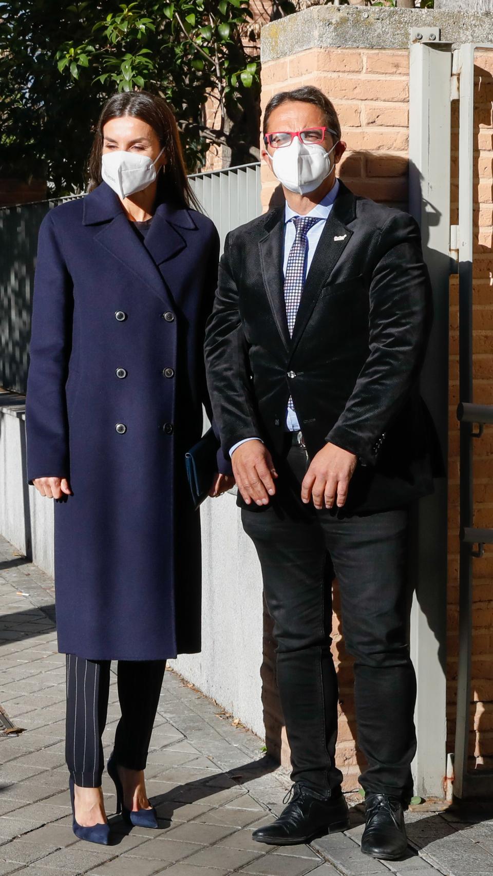 La reina Letizia ha lucido traje de raya diplomática.