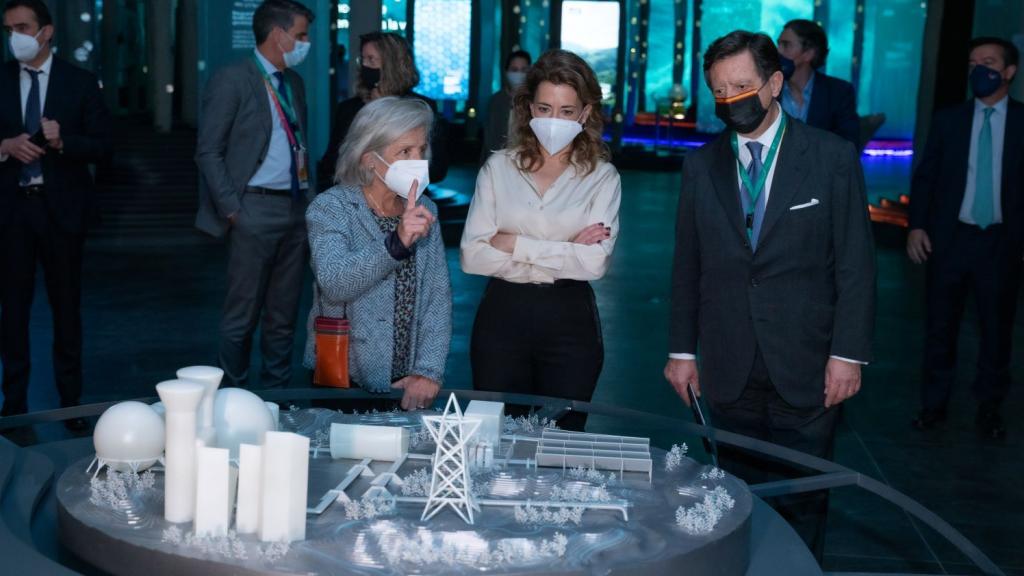 La ministra de Transportes, Movilidad y Agenda Urbana, Raquel Sánchez, observa una maqueta de la Planta Hidrógeno Verde Iberdrola