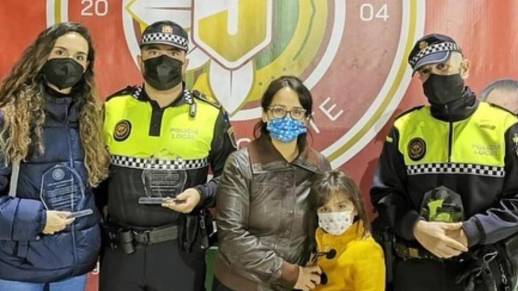 La enfermera y los dos policías que ayudaron a Nicolás en compañía de su madre y Sofía, su hermana pequeña.