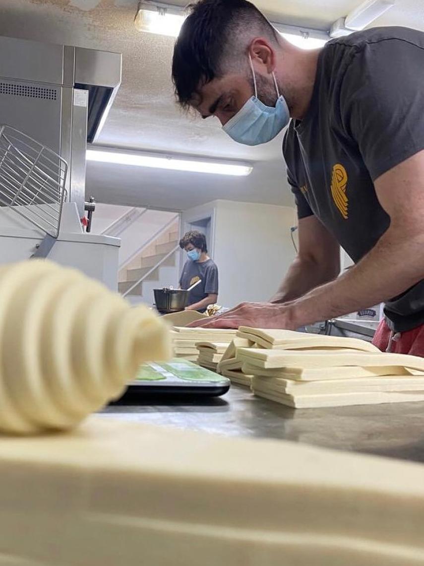 Uno de los panaderos de Panem, preparando los croissants.