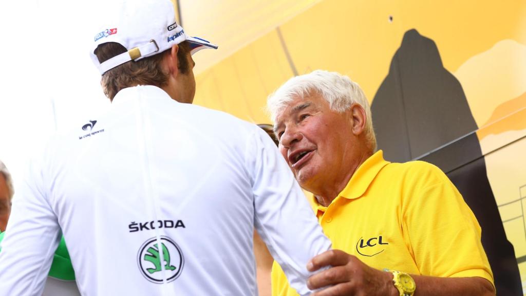 Thibaut Pinot y Raymond Poulidor, en el Tour de Francia de 2014.