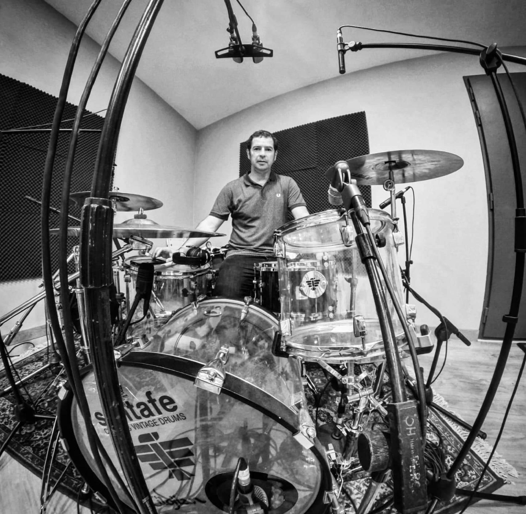 José Andrés, batería de AIrbag, grabando las baterías.