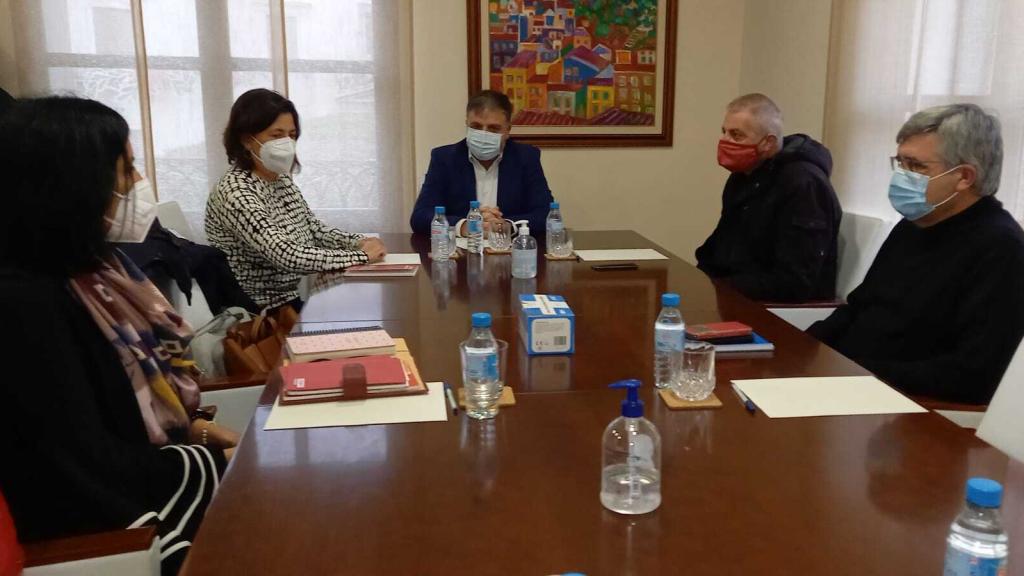 El alcalde, con los representantes sindicales de la compañía este pasado martes.