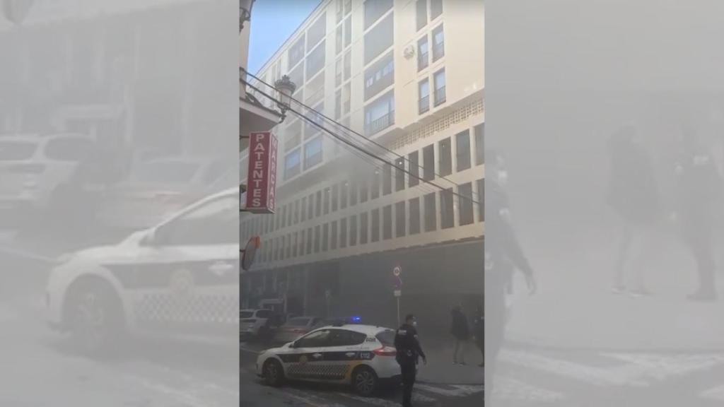 Los bomberos del SPEIS controlan un conato de incendio en el Colegio de Abogados de Alicante